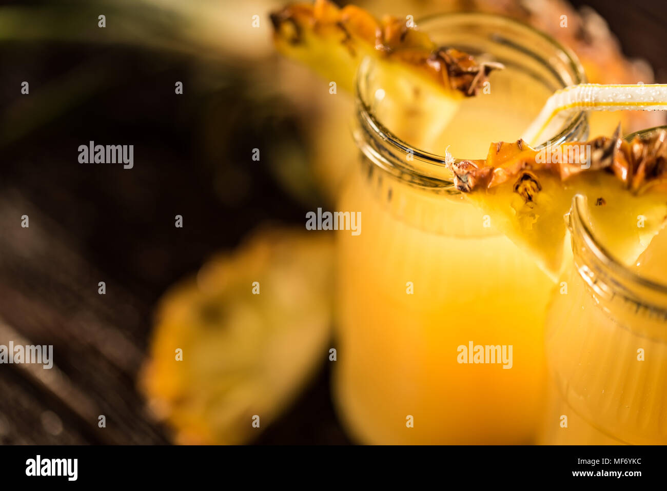 Succo di ananas e slice collocato su un tavolo di legno Foto Stock