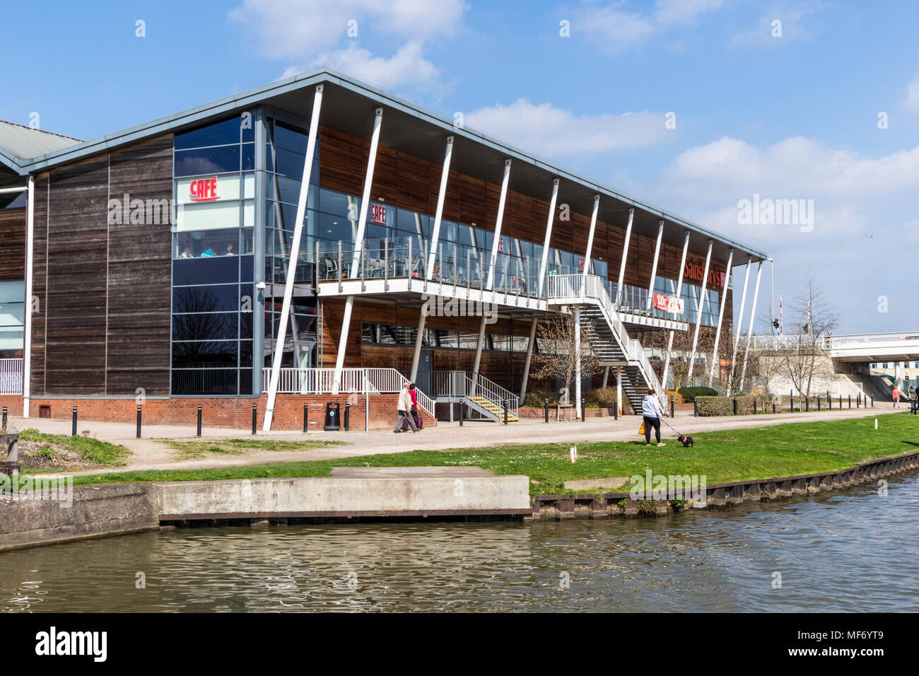 Sainsburys superstore a Gloucester Quays accanto alla Gloucester e Nitidezza Canal a Gloucester Regno Unito Foto Stock