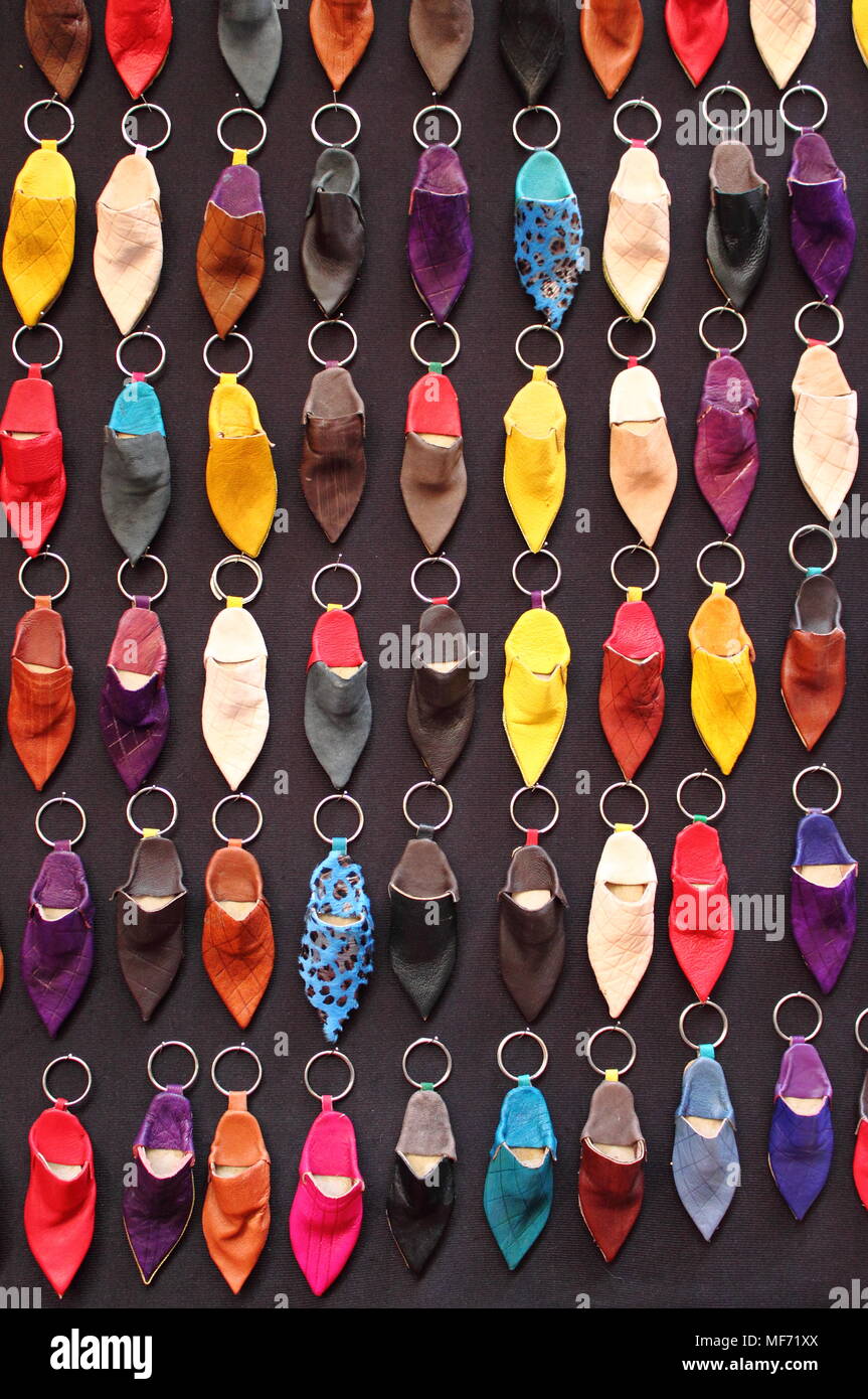Tipico portachiavi colorati in vendita a Marrakech, Marocco Foto Stock