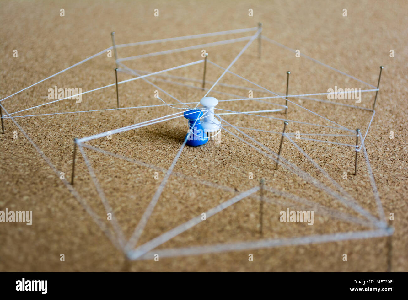 Social media il concetto di connessione. Illustrazione con i perni e filato ritorto per rappresentare i collegamenti tra le persone e i social media dei luoghi. Rete, collegare, comunicare concetti globali. Foto Stock