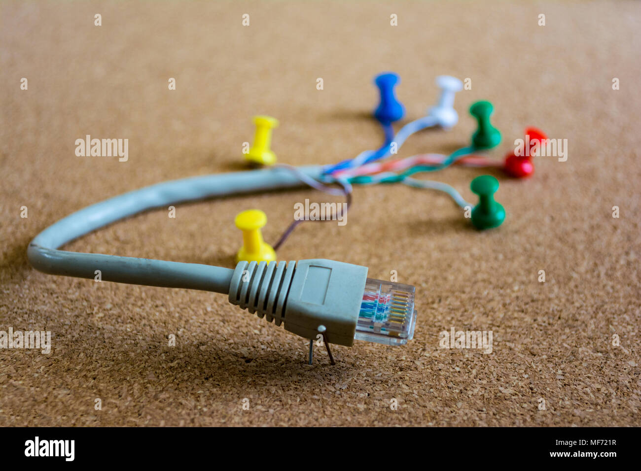 Social media il concetto di connessione. Illustrazione con i perni e filato ritorto per rappresentare i collegamenti tra le persone e i social media dei luoghi. Rete, collegare, comunicare concetti globali. Foto Stock