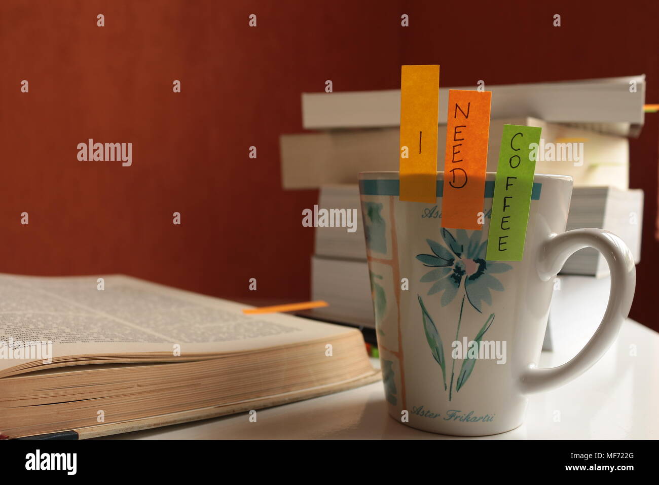 Ho bisogno di tazza da caffè con libri Foto Stock