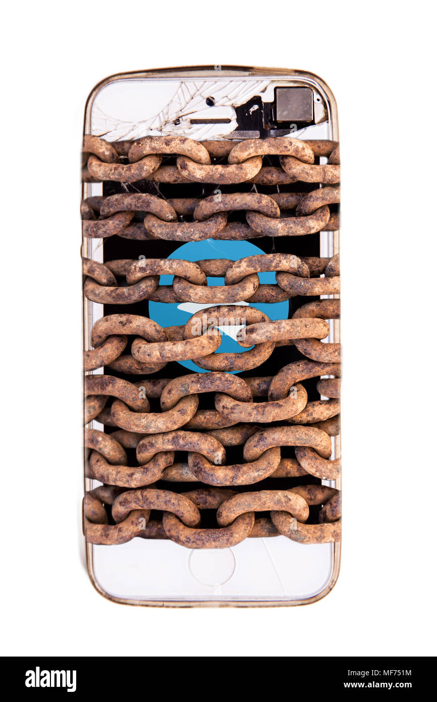 Lo smartphone è incatenato il circuito con il supporto delle reti sociali telegramma sullo schermo. un telegramma in Russia è proibito. Foto Stock