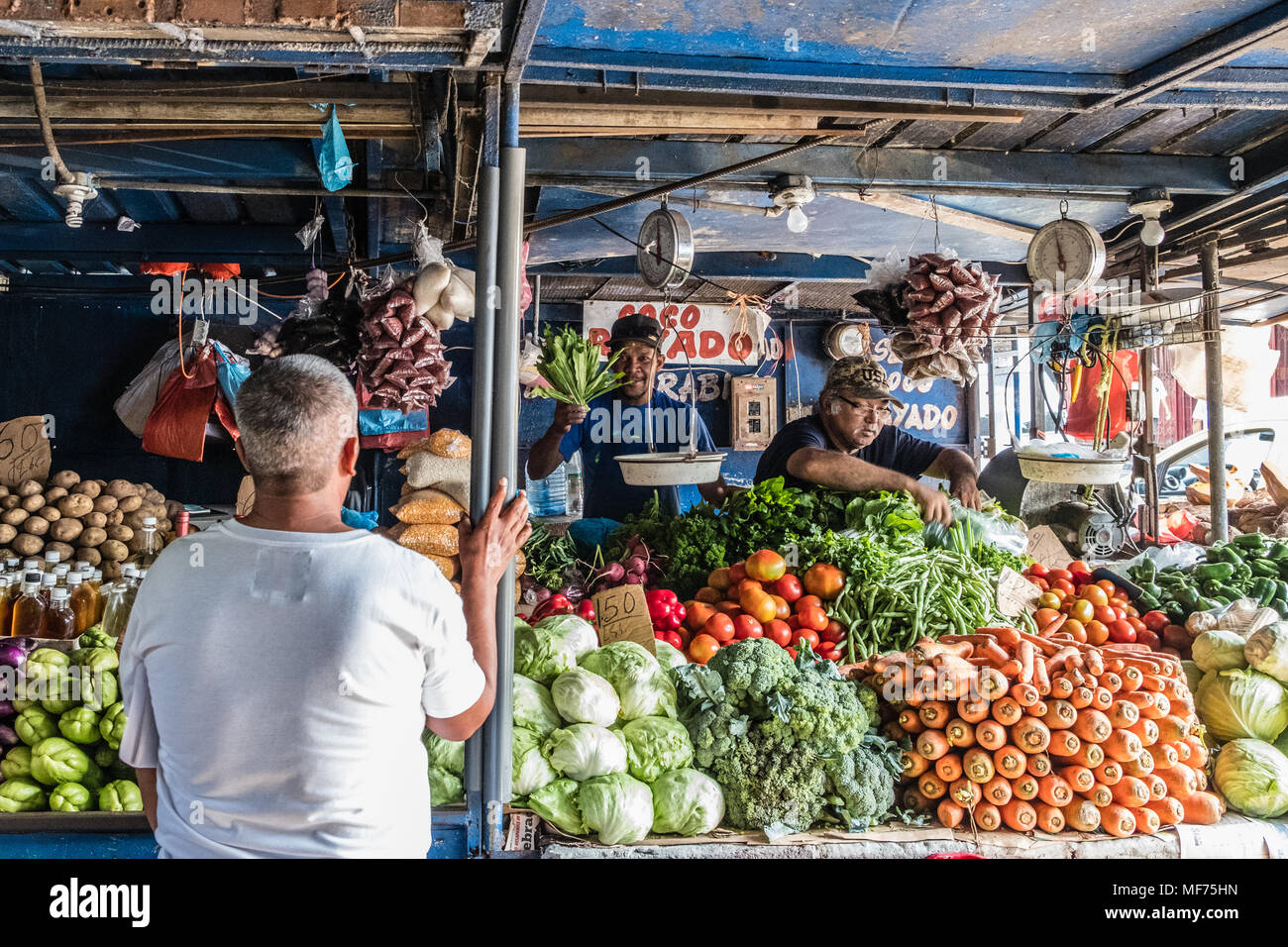 Panama City, Panama - marzo 2018:la frutta e la verdura venditore sul mercato alimentare su strada (Avenida Central), nella città di Panama Foto Stock