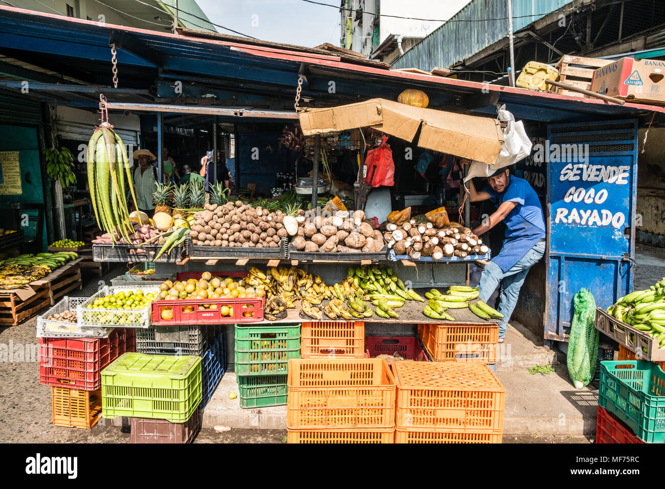 Panama City, Panama - marzo 2018:la frutta e la verdura venditore sul mercato alimentare su strada (Avenida Central), nella città di Panama Foto Stock