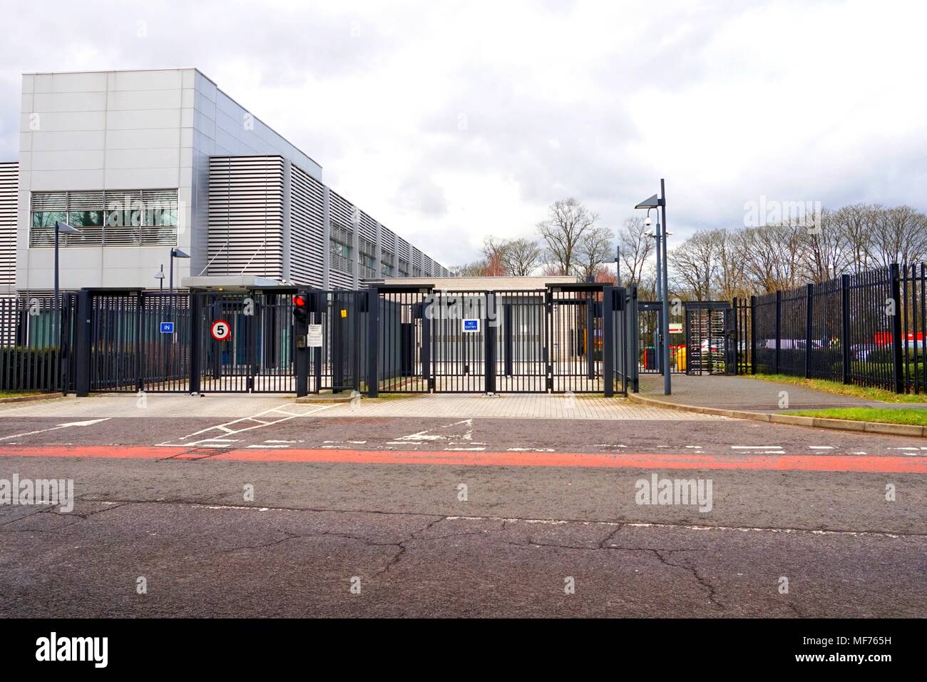 Basingstoke, Regno Unito - 10 Febbraio 2016: pesanti cancelli di sicurezza e barriere all'entrata di un fuori città archiviazione sicura dei dati struttura Foto Stock