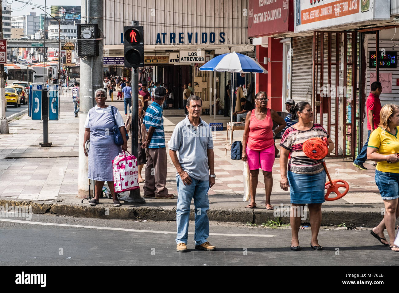 Panama City, Panama - marzo 2018: persone in piedi al semaforo sulla trafficata via dello shopping nella città di Panama , Avenida Central Foto Stock