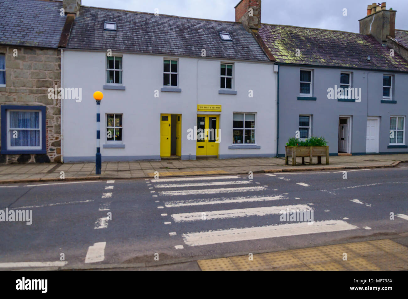 Vista in elevazione frontale del libro & Art Shop con un attraversamento pedonale a Gatehouse of Fleet, Dumfries & Galloway, Scotland, Regno Unito Foto Stock