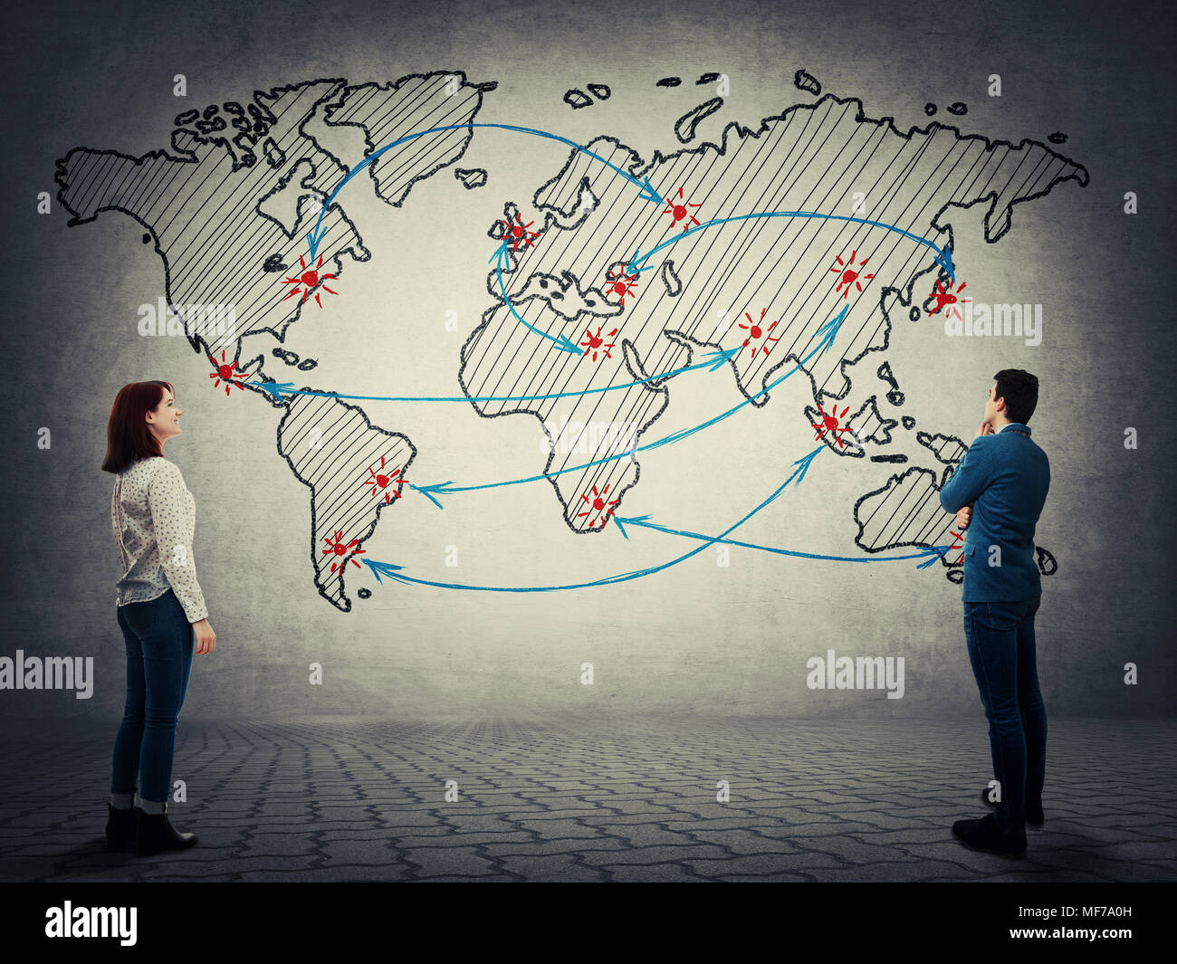 Imprenditore e la donna davanti alla mappa del mondo. Attività commerciali, la distribuzione e il concetto di globalizzazione. Foto Stock
