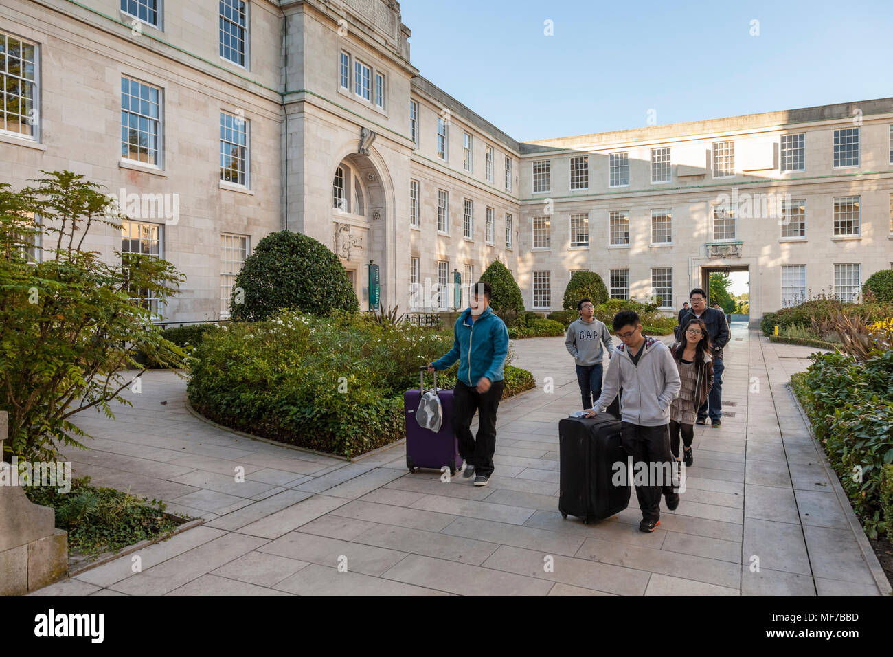 Gli studenti stranieri che arrivano a Nottingham University per il nuovo anno accademico, Nottingham, Inghilterra, Regno Unito Foto Stock