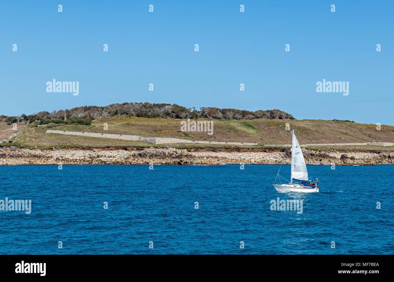 Yacht a vela il passato Garrison promontorio sulla St Mary's Isole Scilly Foto Stock