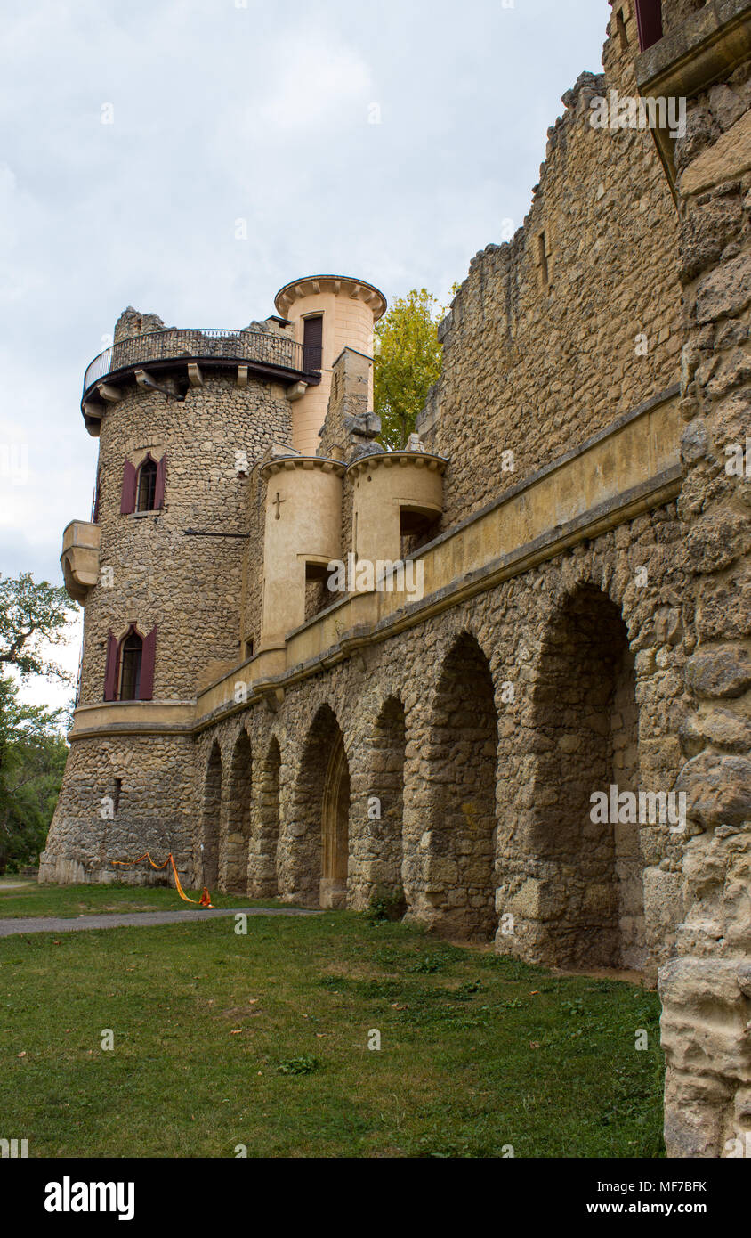 Jans Castle - archi nelle mura del castello. C'è un prato verde intorno al castello. Foto Stock
