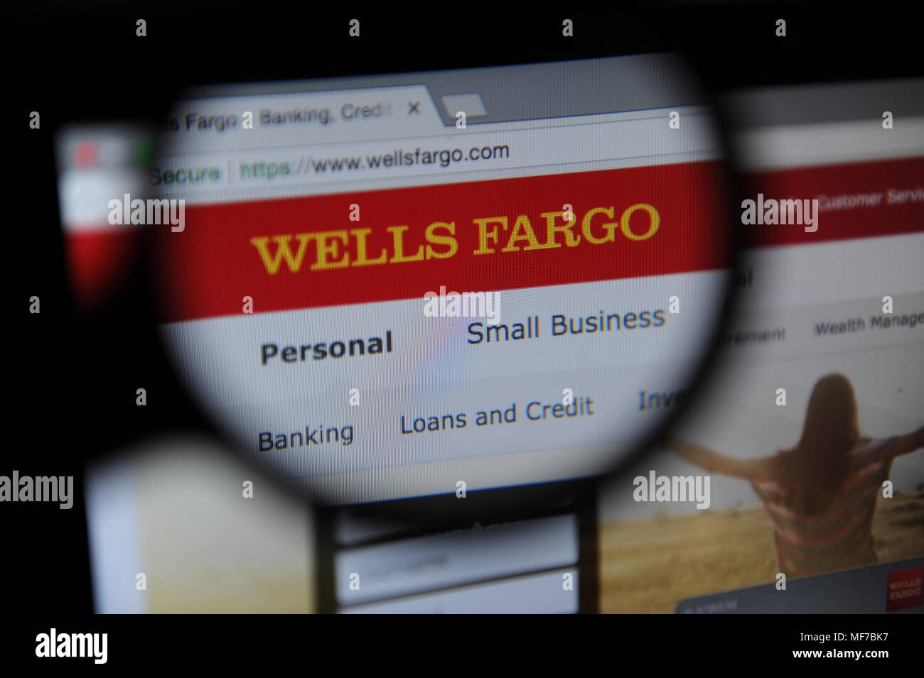 Wells Fargo visto attraverso una lente di ingrandimento Foto Stock