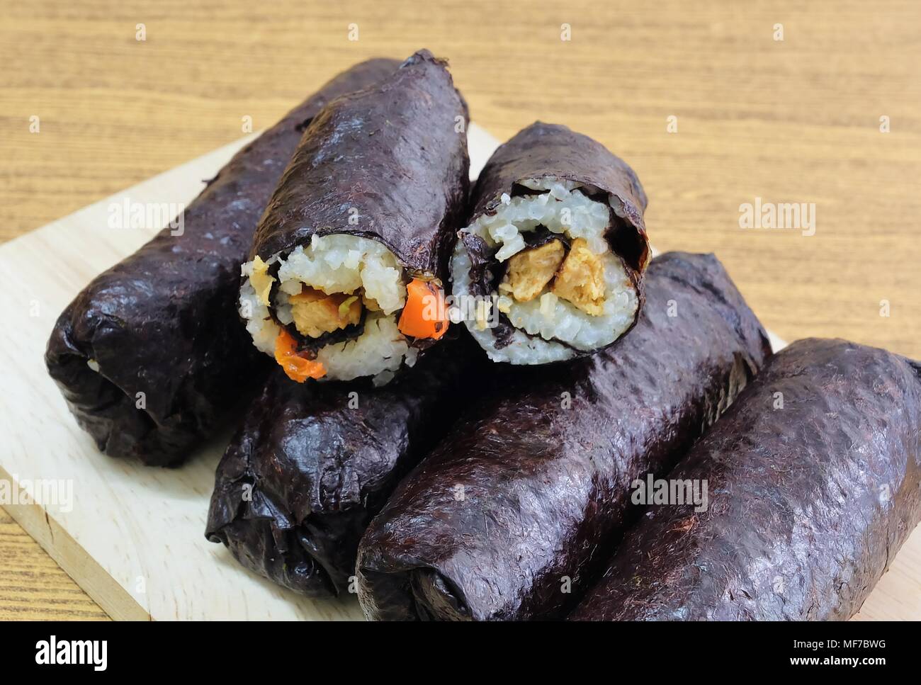 La cucina giapponese, Vagetarian tradizionale di riso giapponese maki sushi Roll roba con tofu e carote avvolte in Nori alghe. Foto Stock