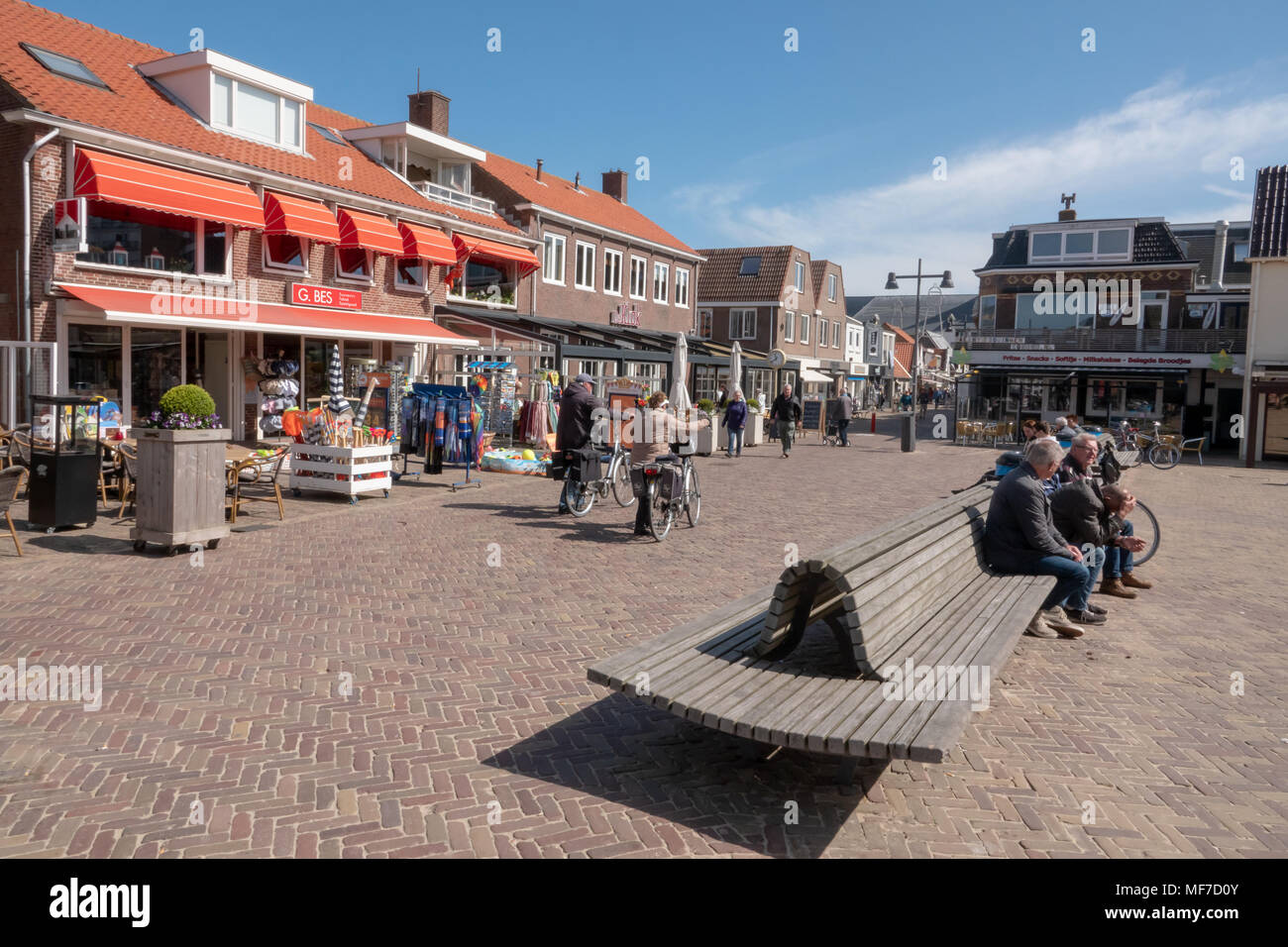 Egmond aan Zee , Noord Holland / Paesi Bassi - 24 Aprile 2018 : una popolare località balneare sulla costa nord ovest dell'Olanda. I turisti gustando un drink presso il locale cafè e ristoranti. Foto Stock