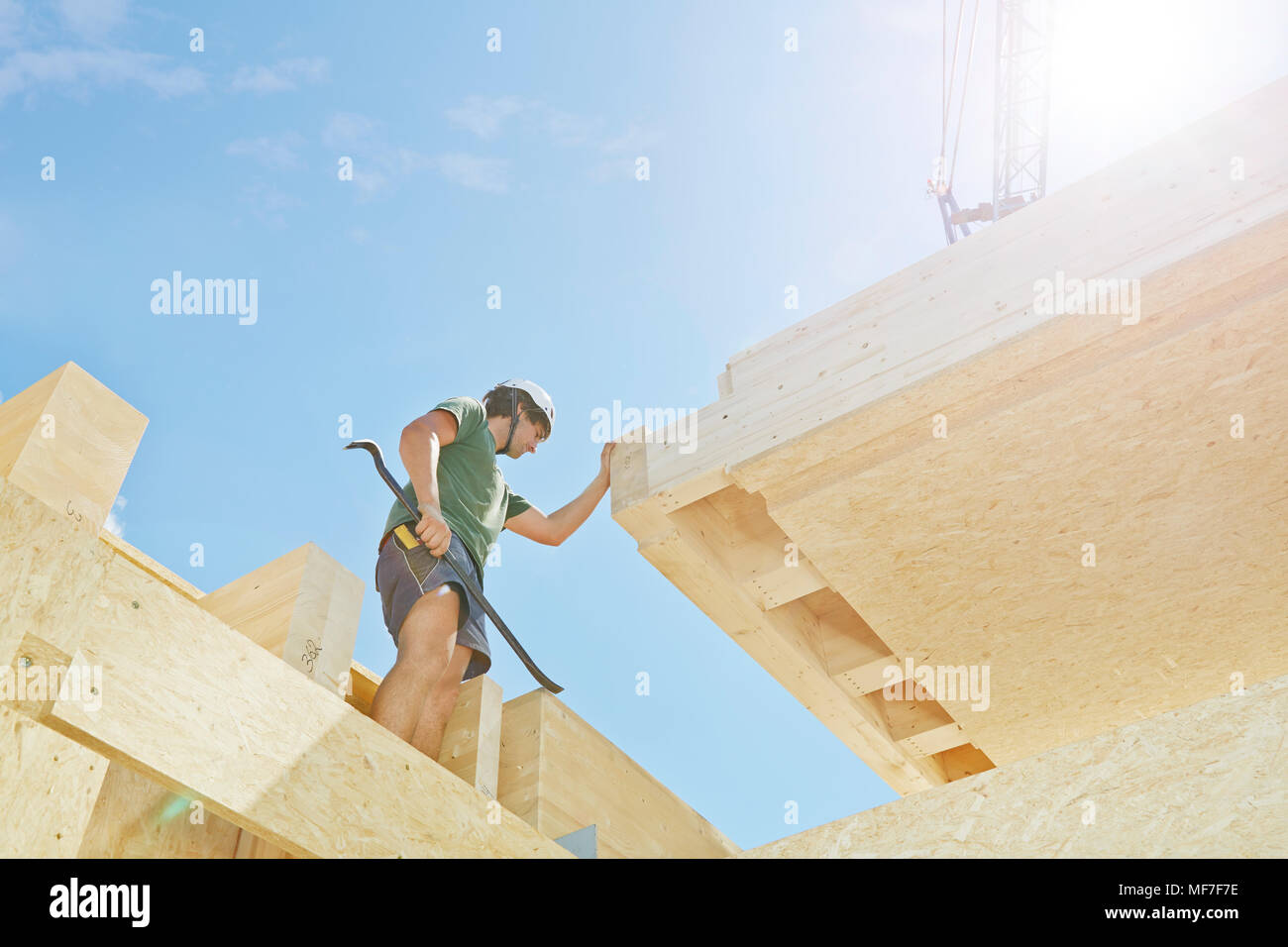 L'Austria, il lavoratore contro il sole, posizionamento della costruzione del tetto Foto Stock