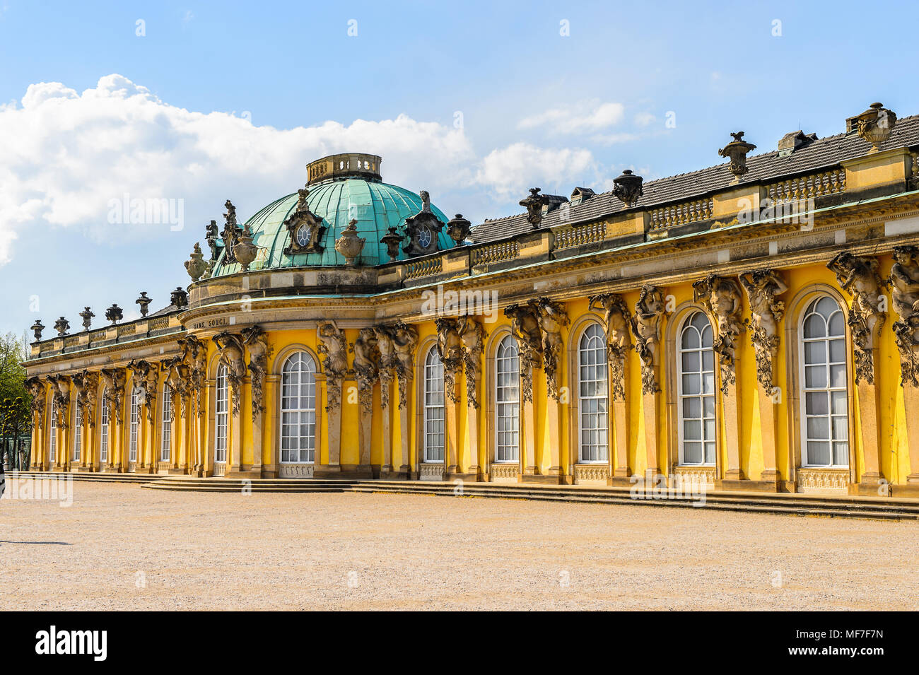 Il palazzo Sanssouci, l'ex palazzo estivo di Federico il Grande re di  Prussia a Potsdam, nei pressi di Berlino Foto stock - Alamy