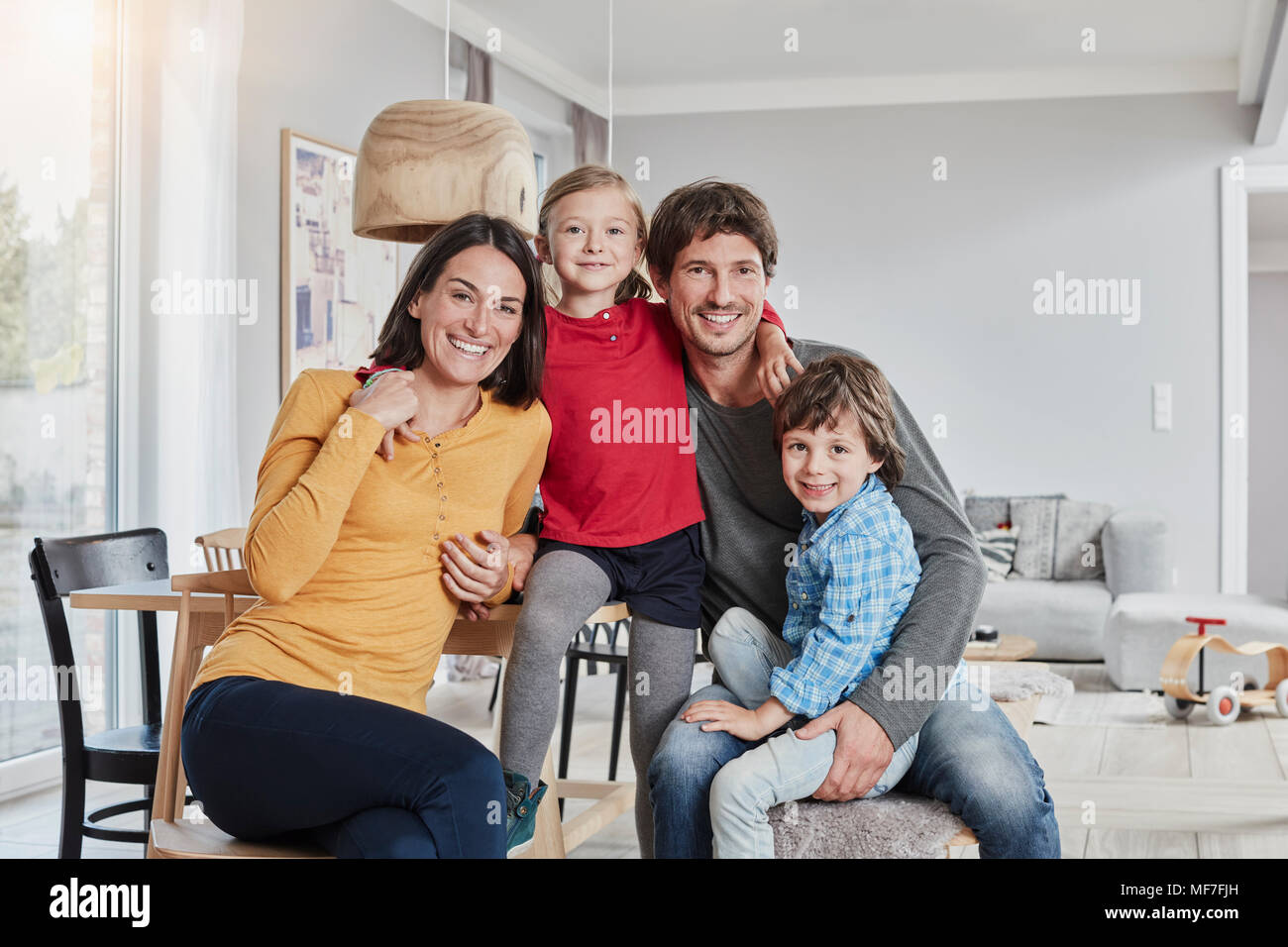 Ritratto di famiglia felice con due bambini a casa Foto Stock