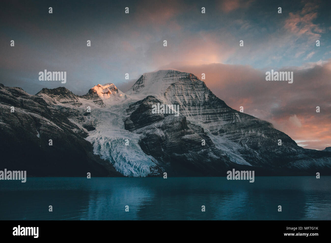 Canada, British Columbia, montagne rocciose, Monte Robson Provincial Park, Fraser-Fort George H, Berg Lago, Berg ghiacciaio, ghiacciaio nebbia Foto Stock