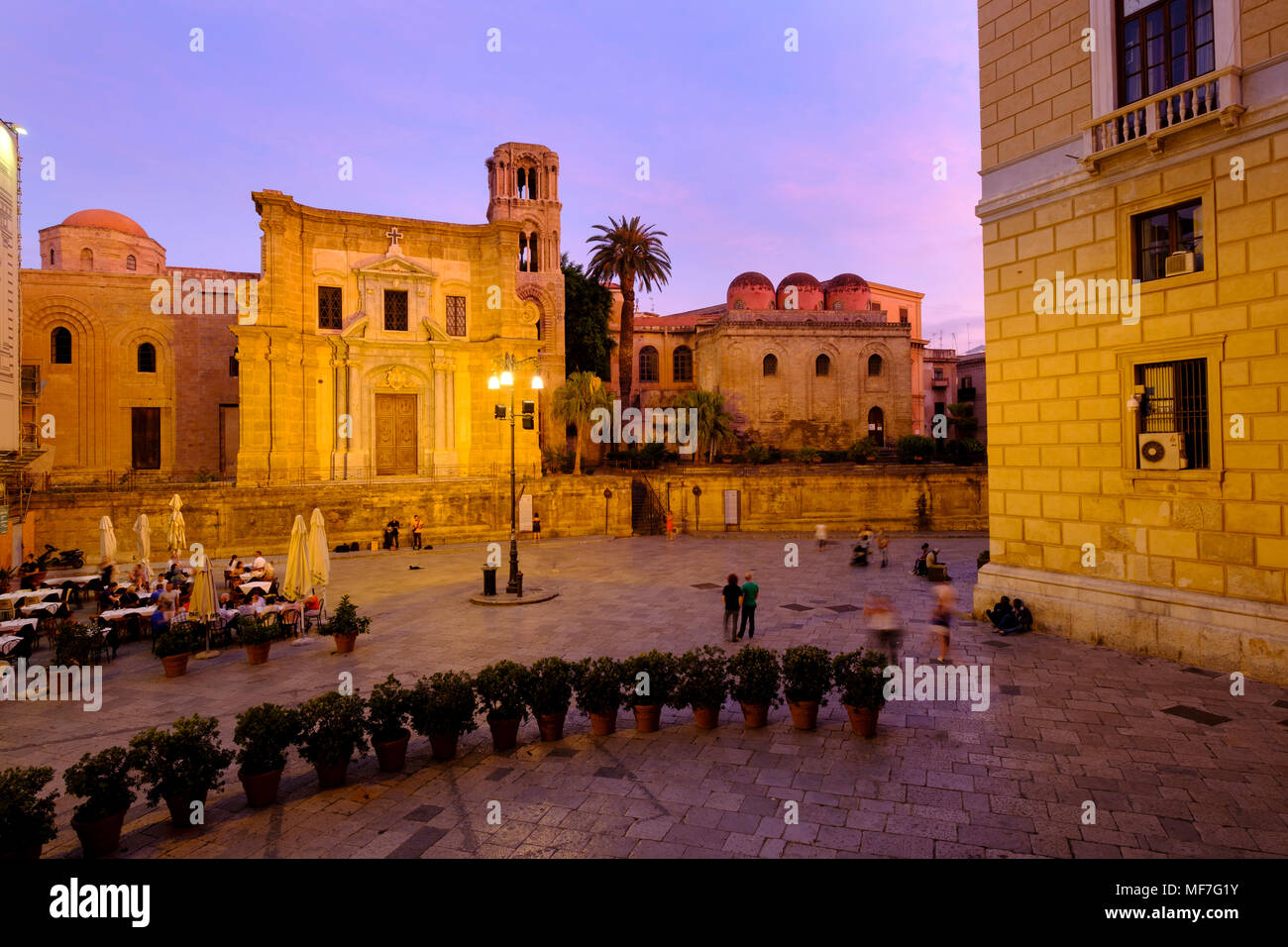 San Cataldo in der Dämmerung, arabisch-normannischen Stil. Piazza Bellini, Palermo, Sizilien, Italien Foto Stock