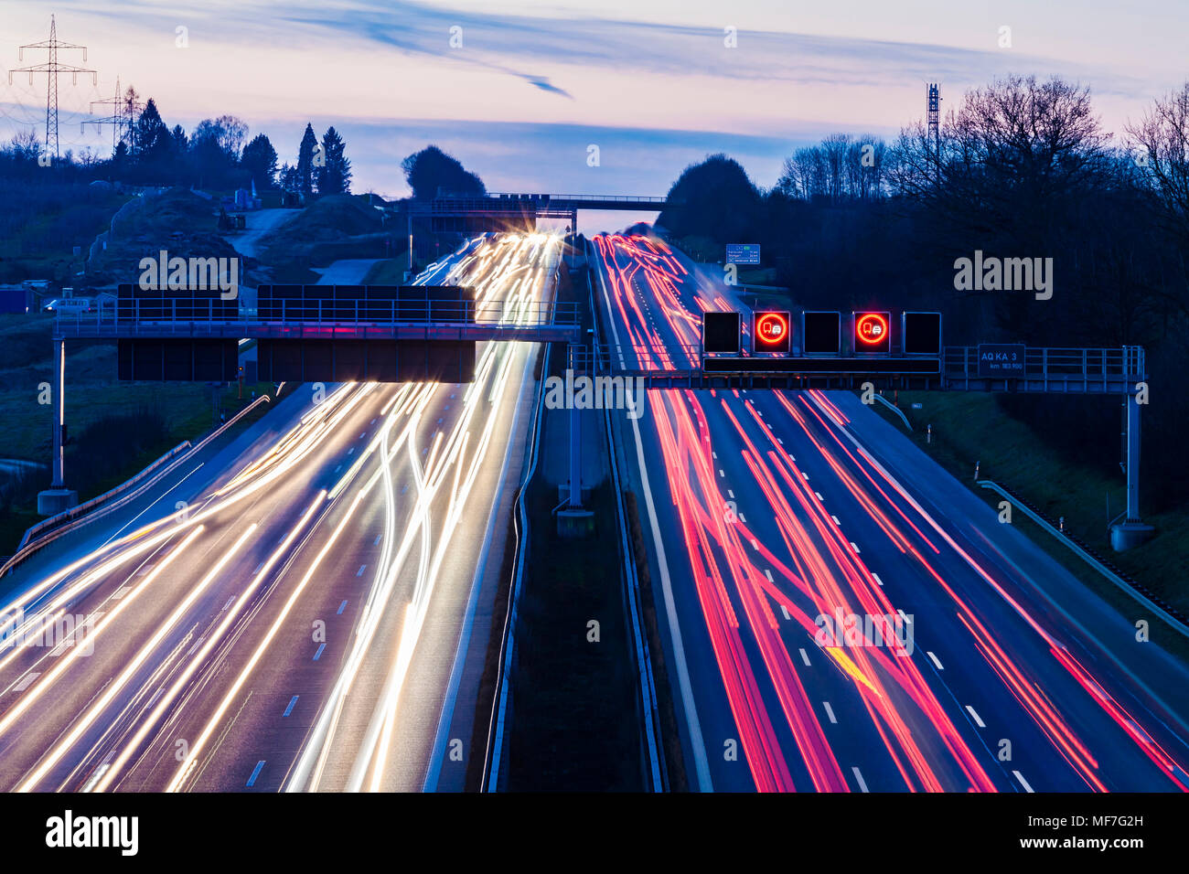 Germania Baden-Wuerttemberg, Autobahn A8 nei pressi di Wendlingen in serata, sentieri di luce Foto Stock