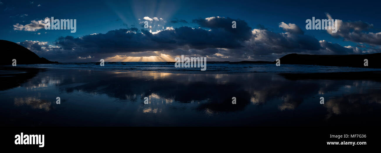 Regno Unito, Pembrokeshire, Manorbier Beach al tramonto Foto Stock