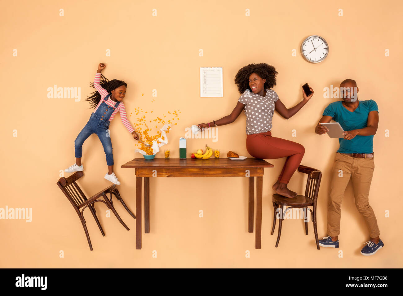 Ha sottolineato la famiglia avente la colazione nella cucina, controllo dei dispositivi mobili Foto Stock