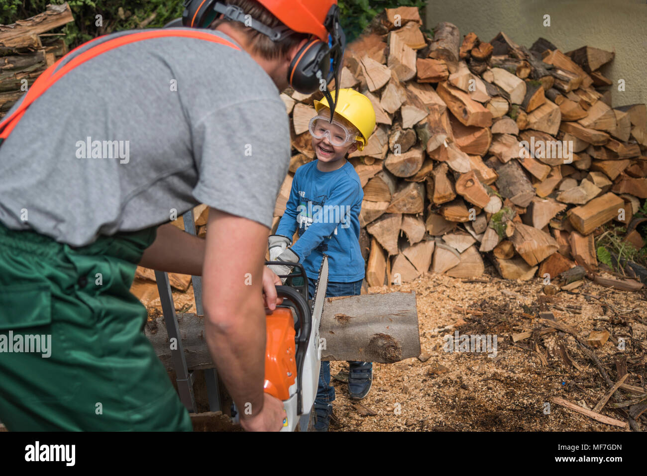 Felice padre e figlio di segatura di legno insieme Foto Stock