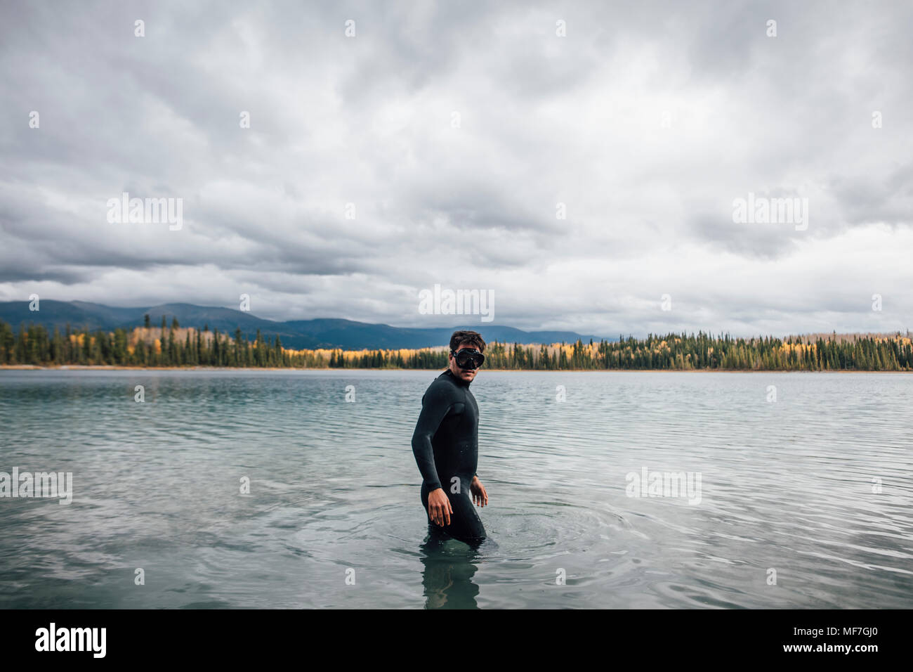 Canada, British Columbia, uomo immersioni nel lago Boya Foto Stock