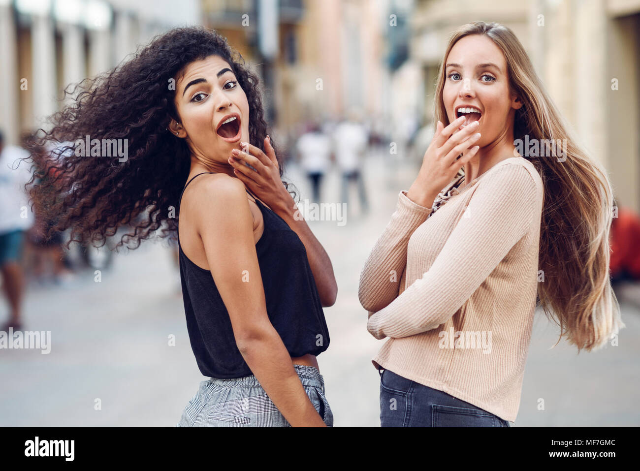 Ritratto di due stupito i giovani donne sulla strada Foto Stock