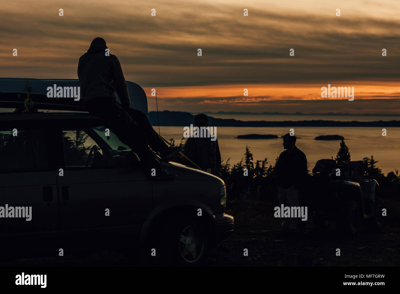 Canada, British Columbia, Prince Rupert, amici con minivan a Mount Hays al tramonto Foto Stock