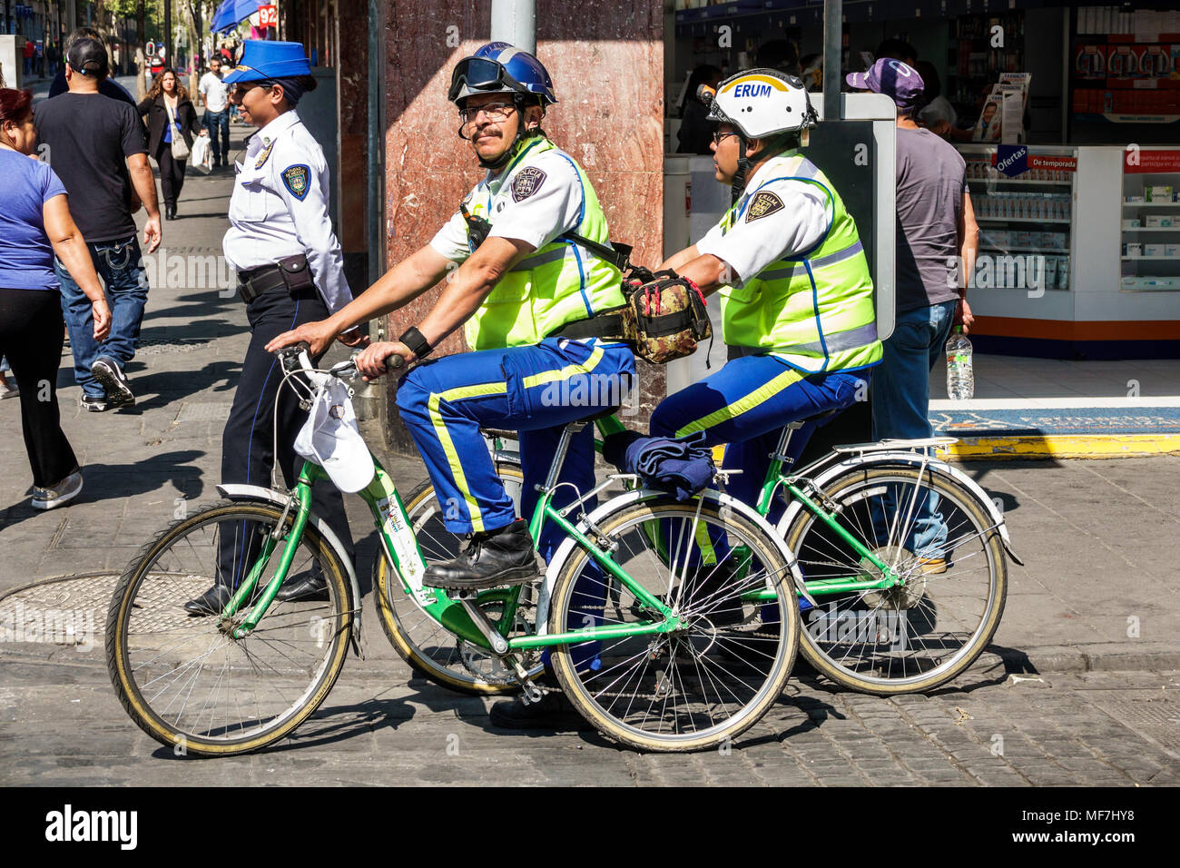 Città del Messico, messicano, ispanico, centro storico, uomo uomini maschio, pattuglia della polizia, biciclette biciclette bicicletta andare in bicicletta rider bike bike bike bikes, pubblico Foto Stock