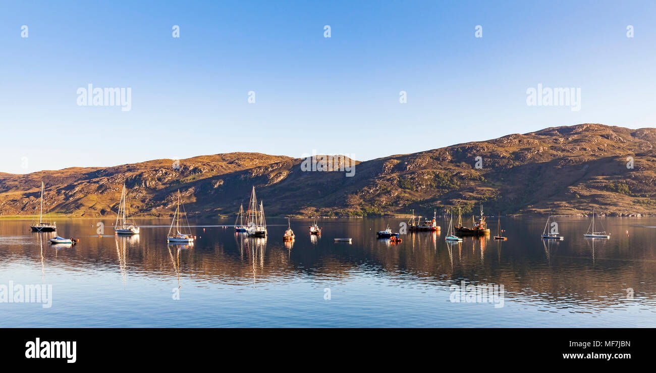 Regno Unito, Scozia, Highland, Ullapool, Loch Ginestra, la pesca e le barche a vela Foto Stock