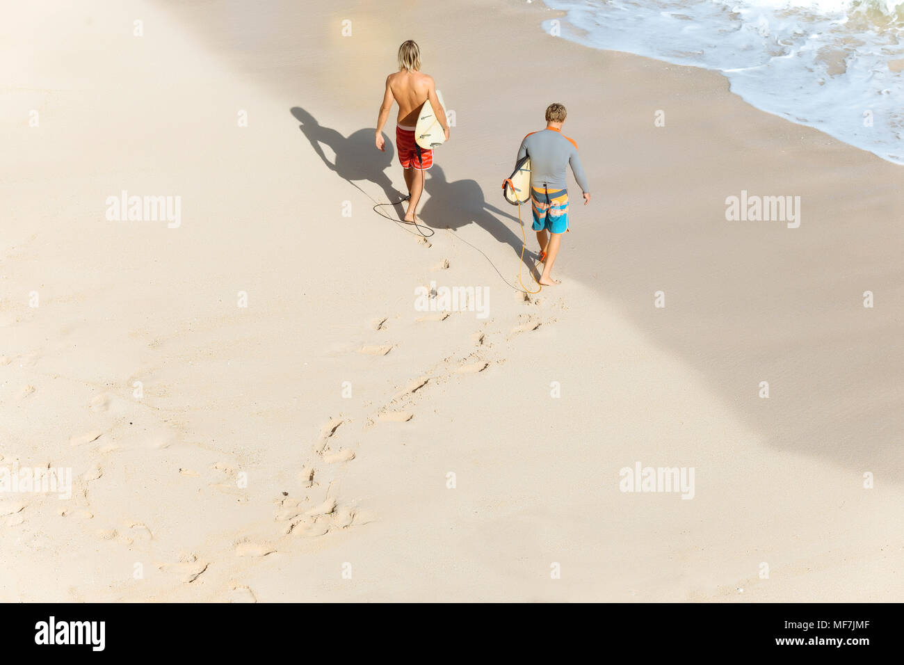 Indonesia, Bali, surfisti a piedi aat Bingin beach Foto Stock