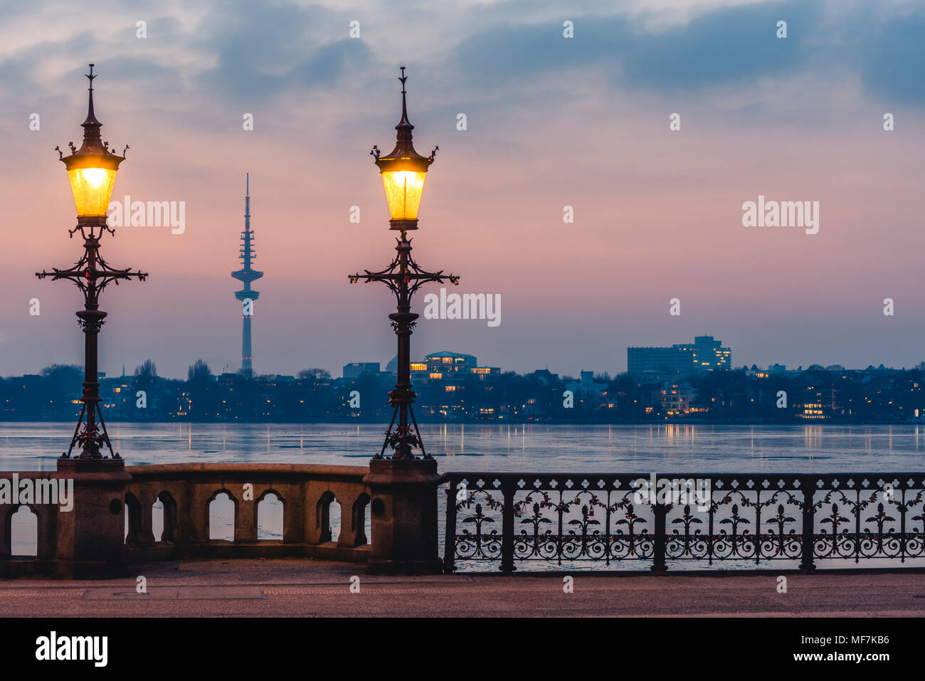 Germania, Hamburg Alster esterno ed il lago, Schwanenwik Bridge, Heinrich-Hertz Torre di sera Foto Stock
