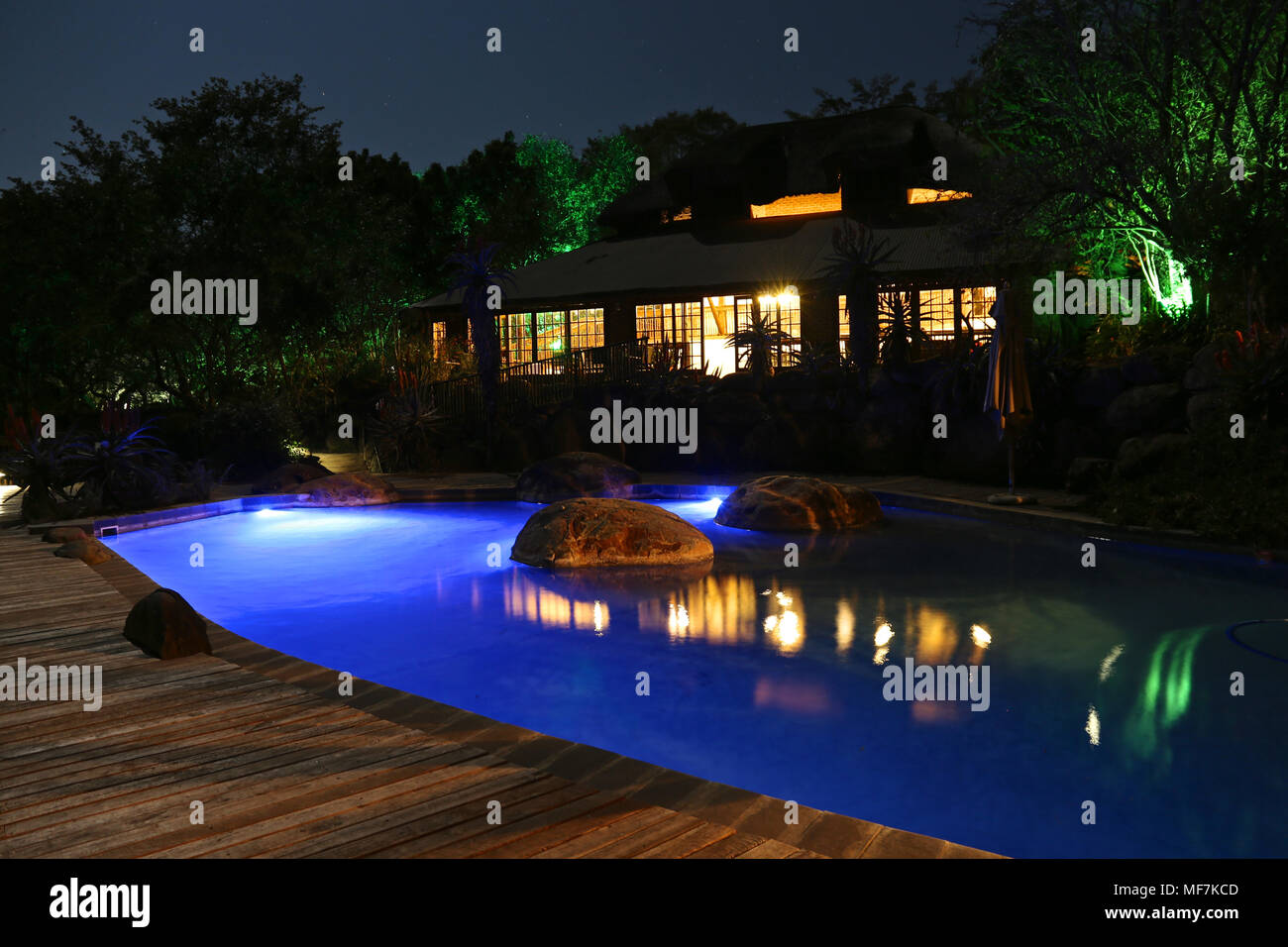 Serata tranquilla attorno alla piscina Foto Stock