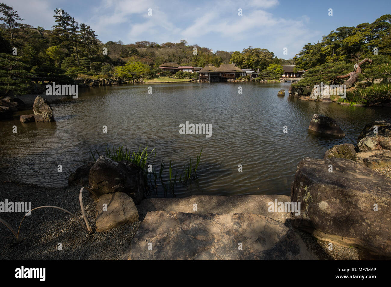 Hikone-jo il giardino Genkyu-en è un Daimyo garden situato all'interno di Hikone-jo il Castello, creata per assomigliare ad otto vedute di Omi che di volta in volta mar morto Foto Stock