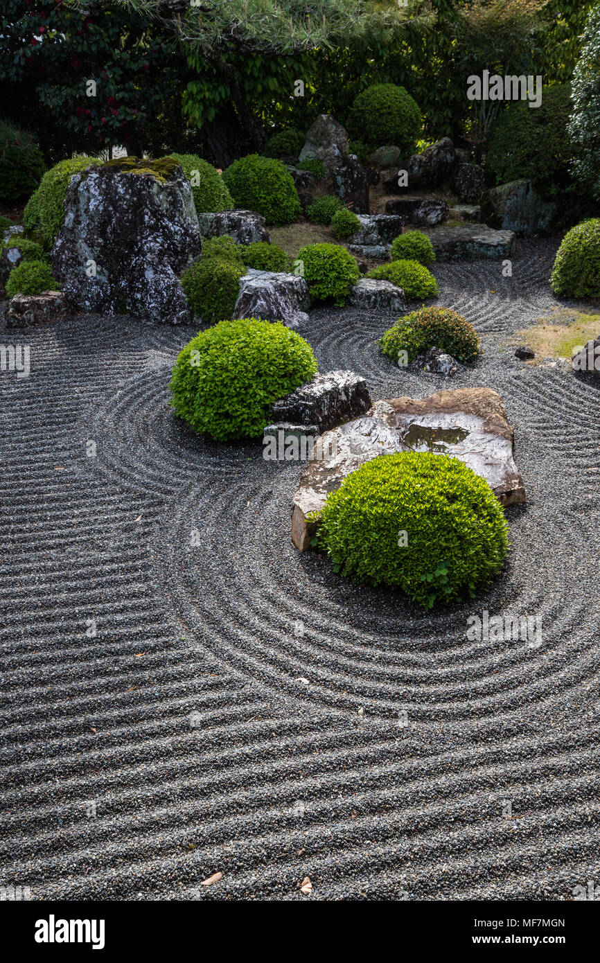 Jissoji Giardino del Tempio il tempio stesso è stato istituito nel 1387 come un tempio dedicato a Kannon, la Dea della Misericordia. Il giardino è ben noto per esso Foto Stock