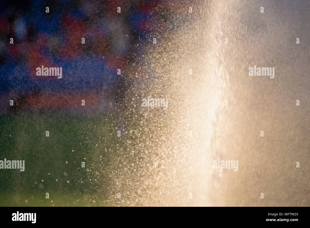 Tappeto erboso di irrigazione. Irrigazione sprinkler campo di calcio. Foto Stock