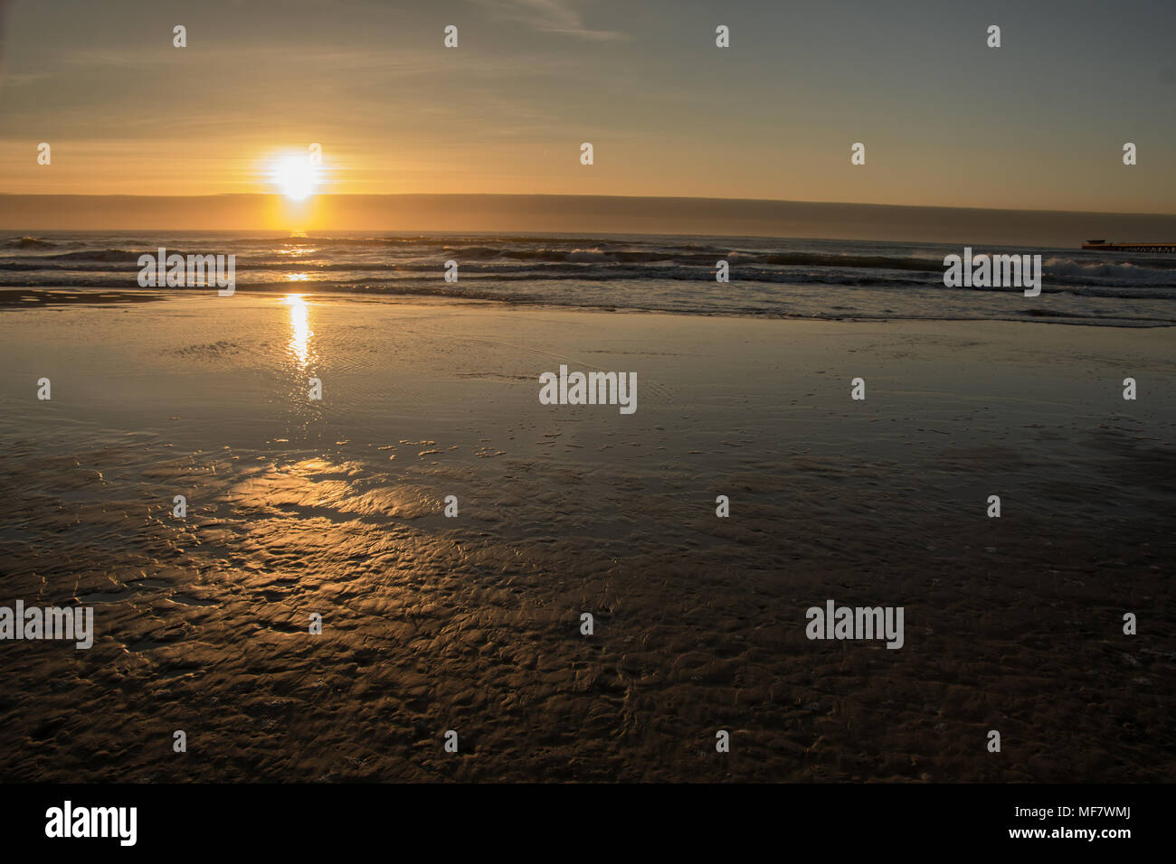 Tramonto sulla spiaggia, Puerto de Sagunto, Valencia. Foto Stock