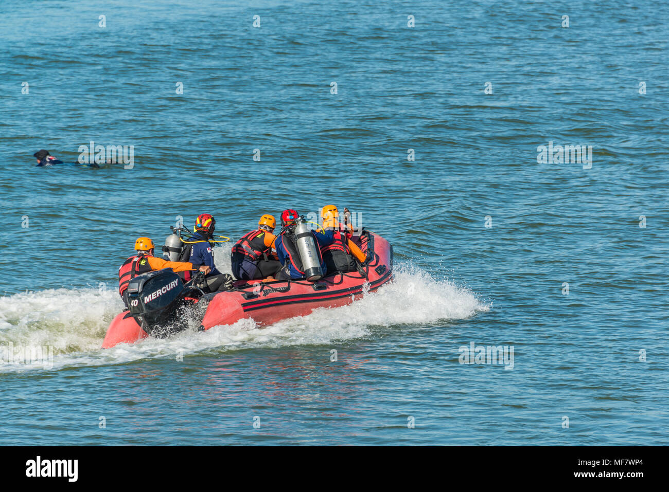 Nakhon Ratchasima, Tailandia - 23 dicembre 2017: la squadra di salvataggio in esecuzione barca per aiutare paasenger depositatisi in palude in punta di salvataggio sulla simulazione di passeng Foto Stock