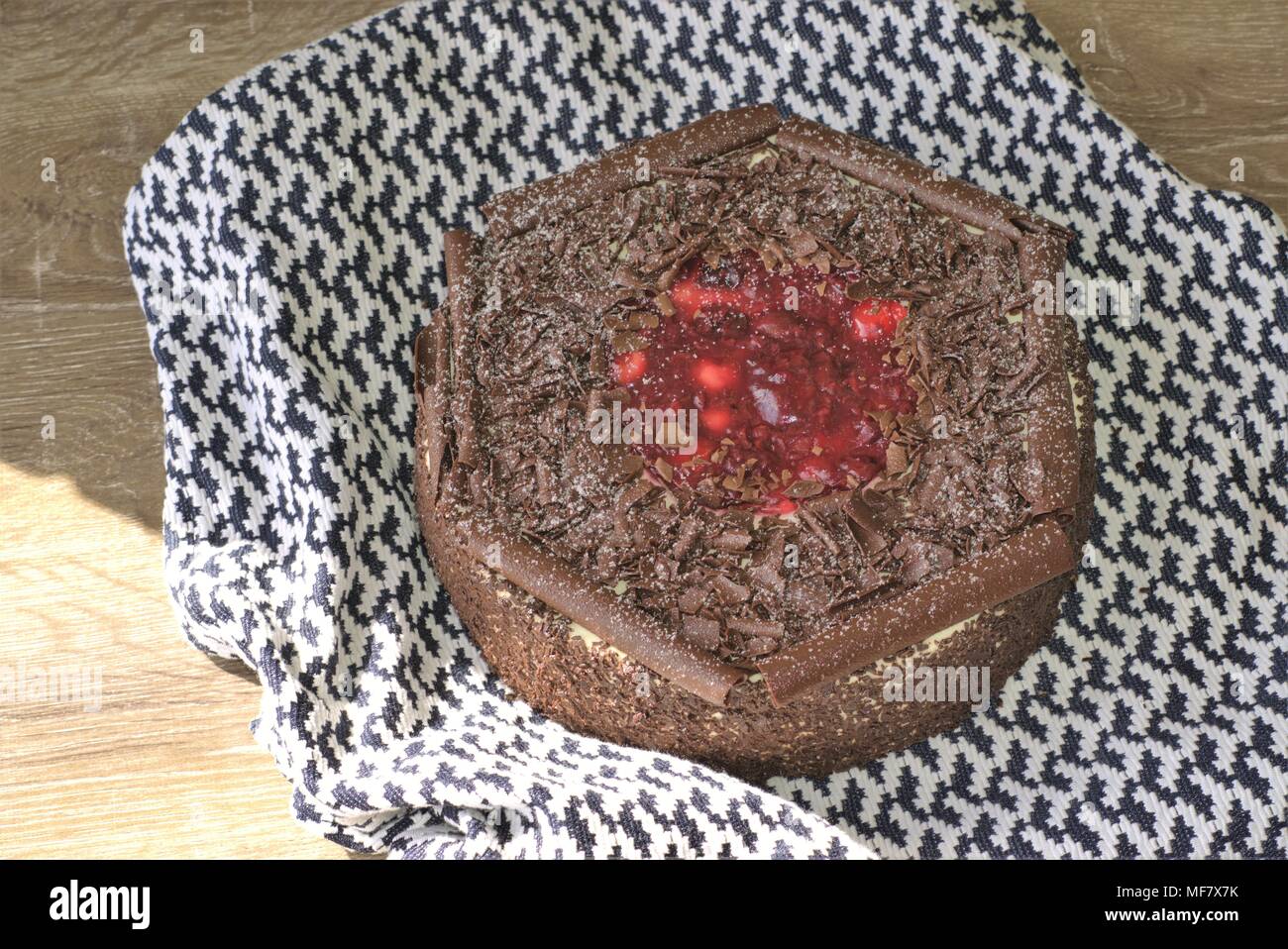 Torta della Foresta Nera ricca torta al cioccolato fondente strati riempiti con panna e ciliegie acide sulla parte superiore. Foto Stock