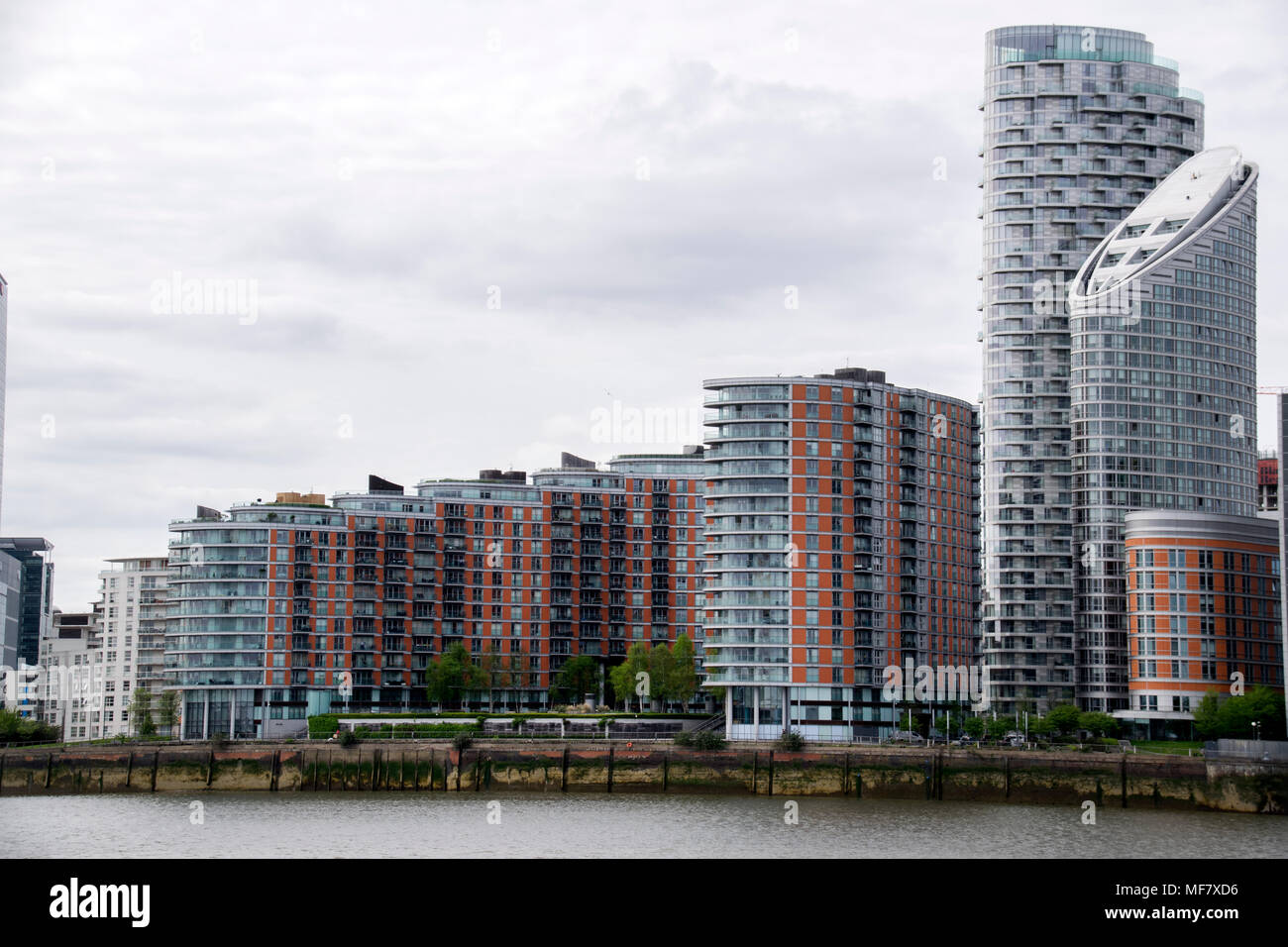 Più e più edifici per uffici sono costruiti e completata vicino al fiume Tamigi in London , REGNO UNITO, 2018 nel nord della penisola di Greenwich. Foto Stock