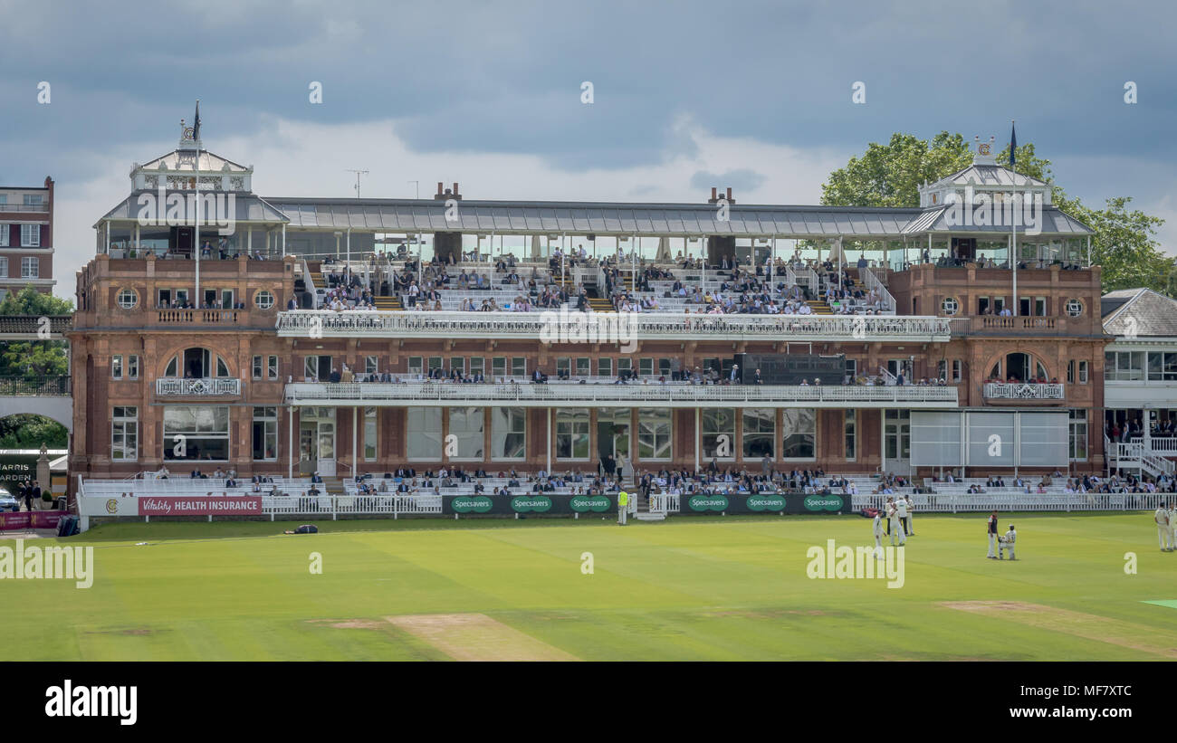 London, Regno Unito - 26 Giugno 2016: l'epoca vittoriana Pavilion al Lords Cricket Ground che è anche indicata come la casa di cricket a Londra Foto Stock