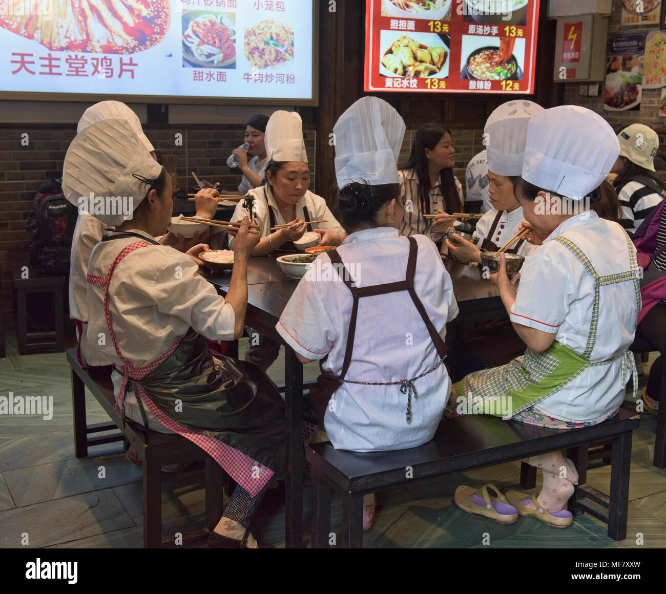 Chef mangiare a Jinli antica strada, Chengdu Sichuan, Cina Foto Stock