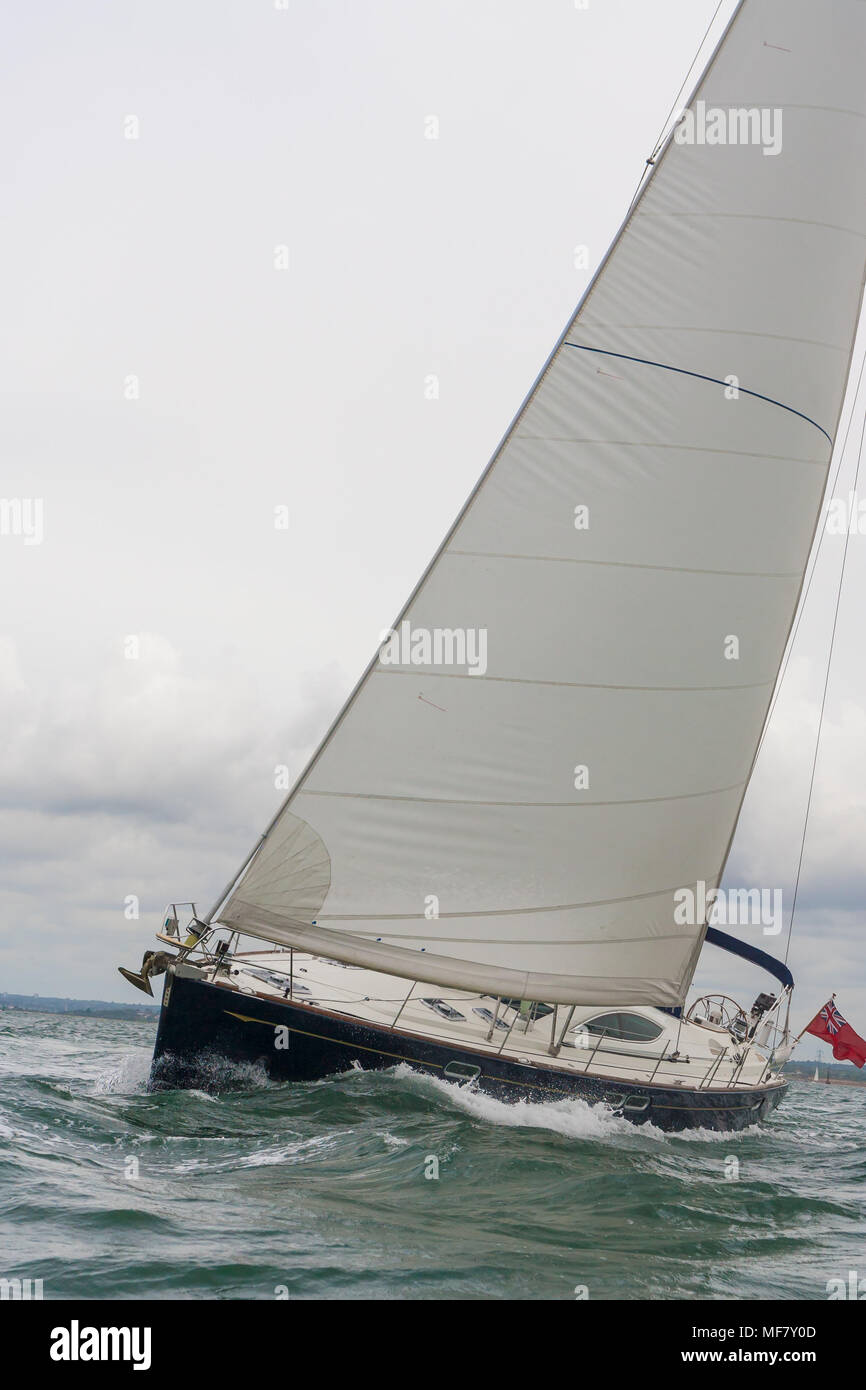 Barca A Vela Barca A Vela O Barca In Mare In Un Giorno Di Tempesta Foto Stock Alamy