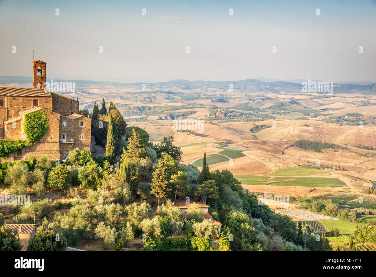 Vista di Montalcino, paesaggio di campagna in background, Toscana, Italia Foto Stock