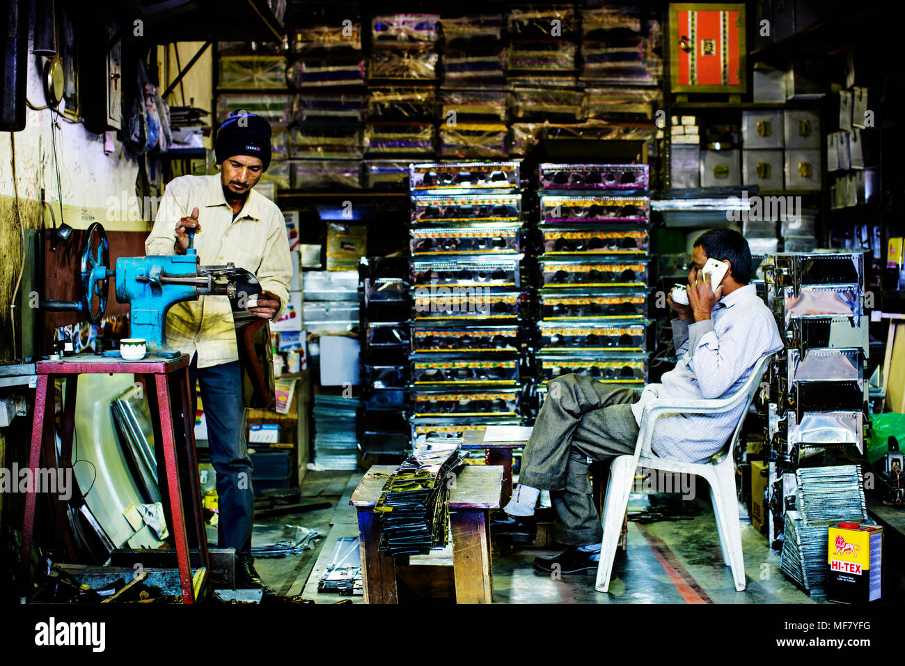 Metallo lavoratori al Souq Safafeer in Kuwait City, Kuwait Foto Stock