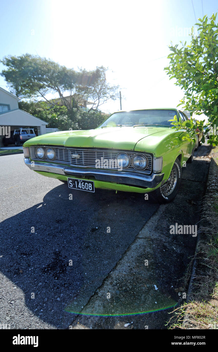 Retrò verde auto sulla strada di Mermaid Beach Australia Foto Stock