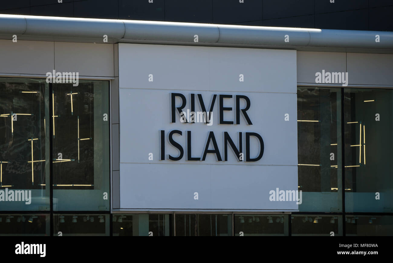 Grande segno sopra la porta di ingresso di un fiume isola store su un retail park Foto Stock